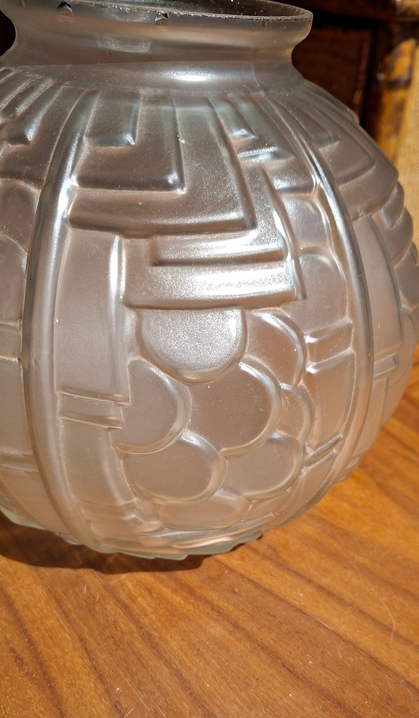 Französische Art-Déco Kugelvase – satiniertes Glas – Vianne – 1930er - Artikelbild von Fummel & Gedöns Secondhand-Store