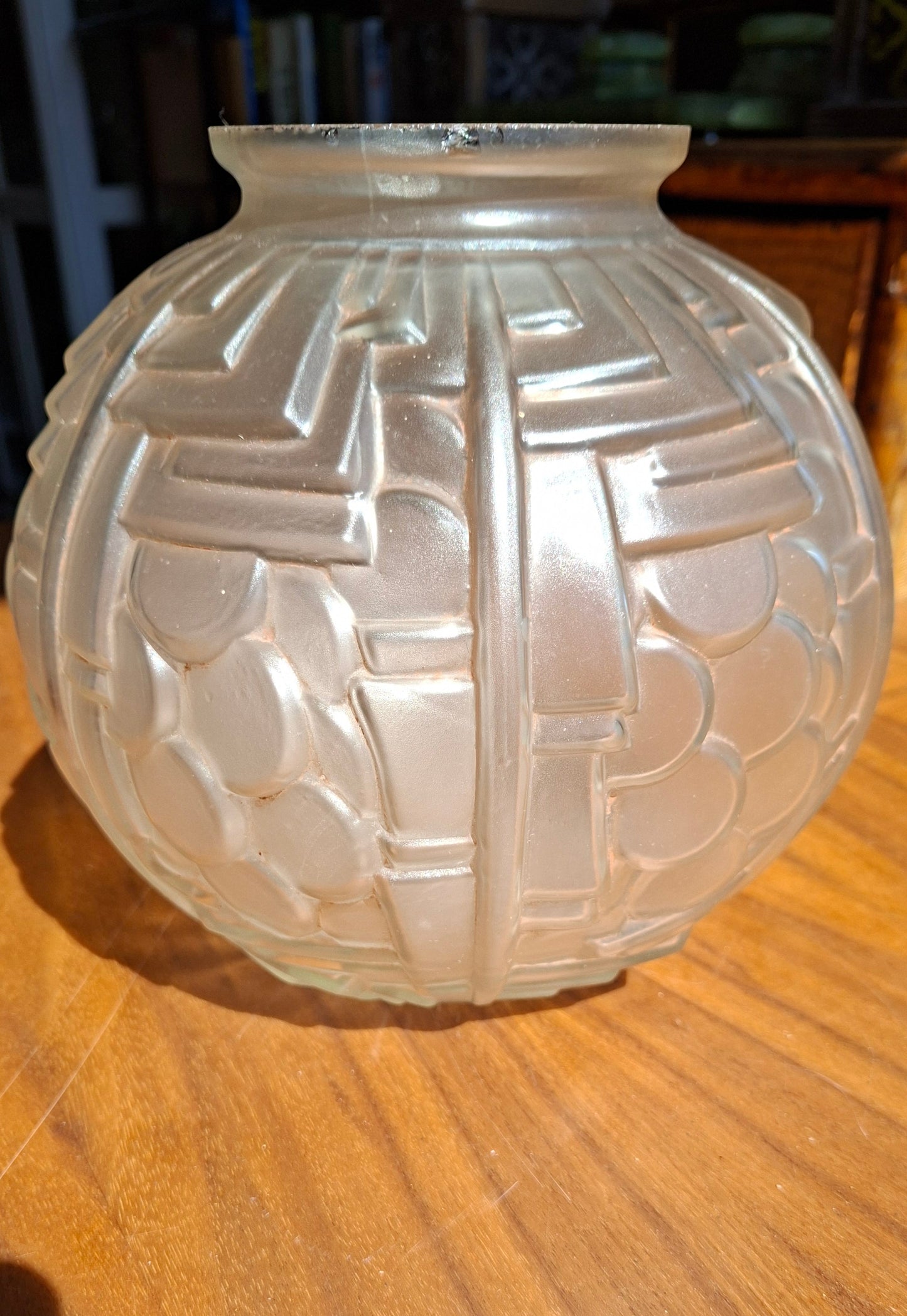 Französische Art-Déco Kugelvase – satiniertes Glas – Vianne – 1930er