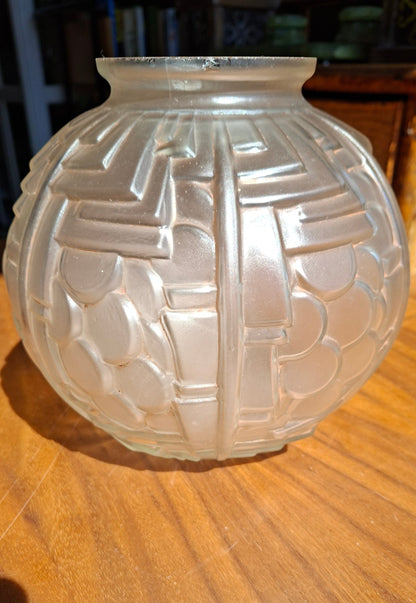 Französische Art-Déco Kugelvase – satiniertes Glas – Vianne – 1930er