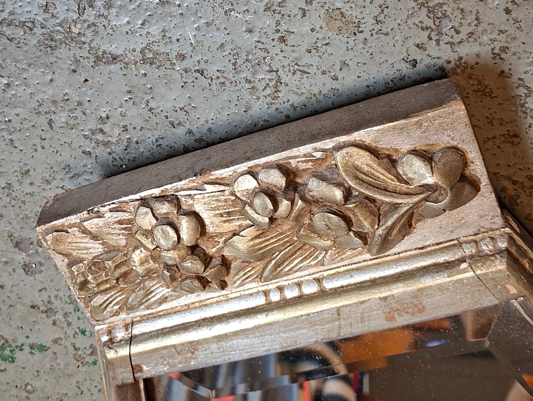 Vintage Hochformatspiegel mit floralen Reliefs – facettierter Wandspiegel - Artikelbild von Fummel & Gedöns Secondhand-Store