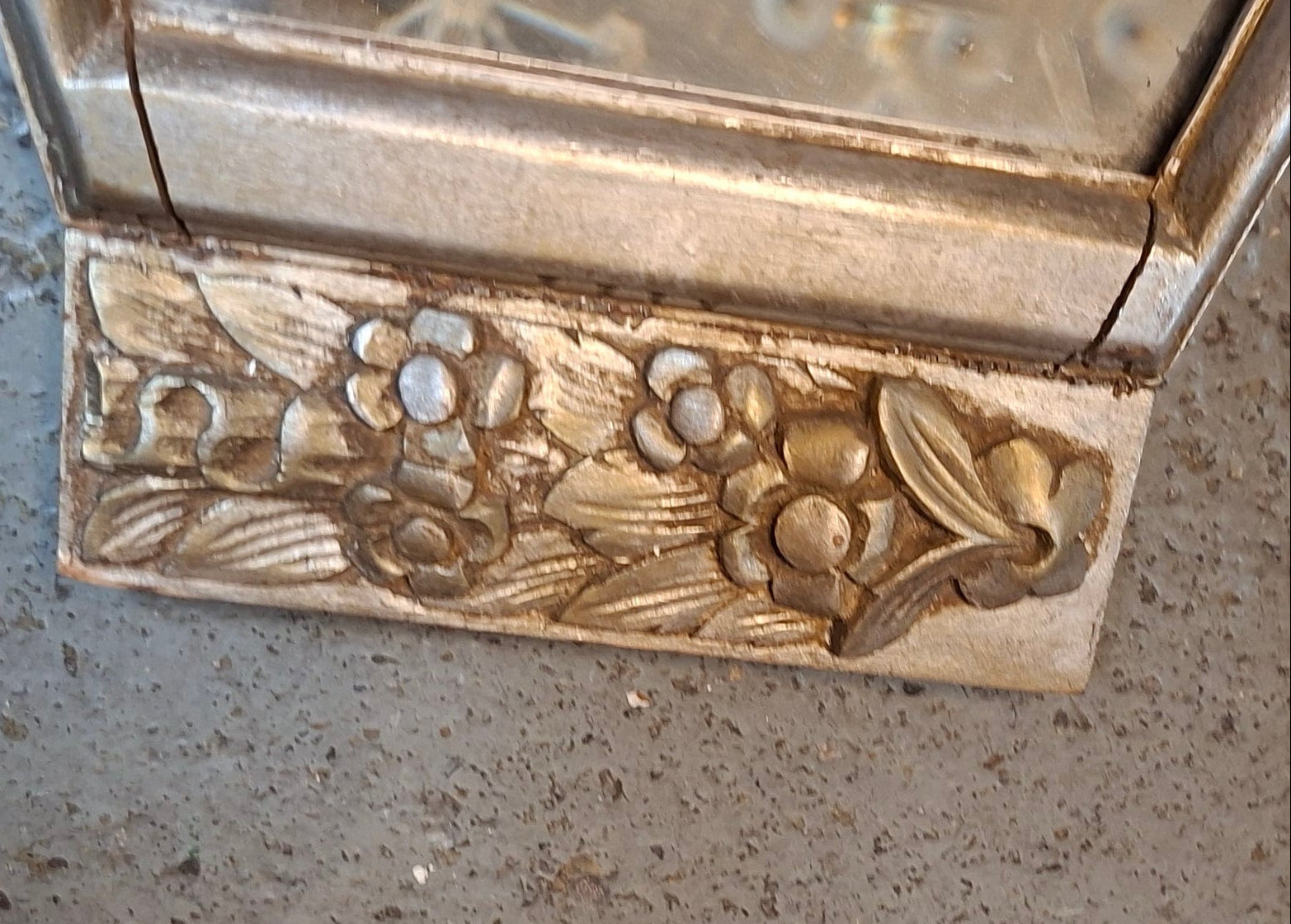 Vintage Hochformatspiegel mit floralen Reliefs – facettierter Wandspiegel - Artikelbild von Fummel & Gedöns Secondhand-Store