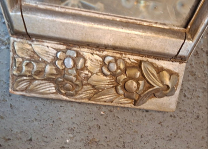 Vintage Hochformatspiegel mit floralen Reliefs – facettierter Wandspiegel