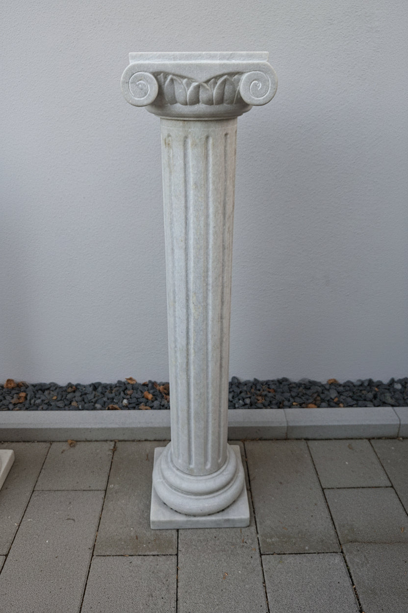 Carrara-Marmorsäule 107 cm mit ionischem Kapitell – kannelierter Schaft