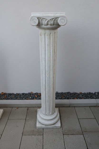 Carrara-Marmorsäule 107 cm mit ionischem Kapitell – kannelierter Schaft