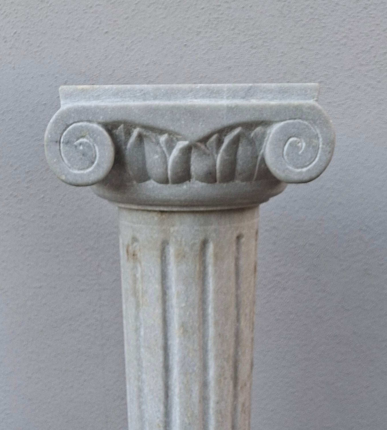 Carrara-Marmorsäule 107 cm mit ionischem Kapitell – kannelierter Schaft - Artikelbild von Fummel & Gedöns Secondhand-Store