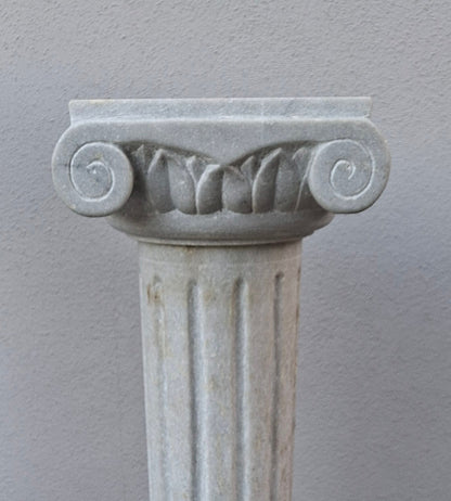 Carrara-Marmorsäule 107 cm mit ionischem Kapitell – kannelierter Schaft
