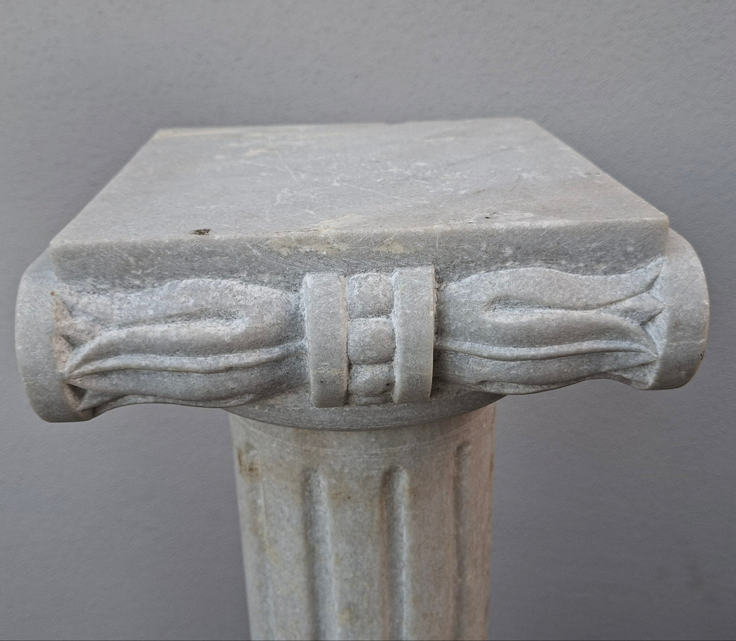 Carrara-Marmorsäule 107 cm mit ionischem Kapitell – kannelierter Schaft