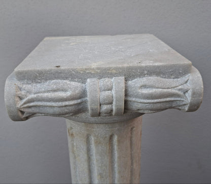 Carrara-Marmorsäule 107 cm mit ionischem Kapitell – kannelierter Schaft