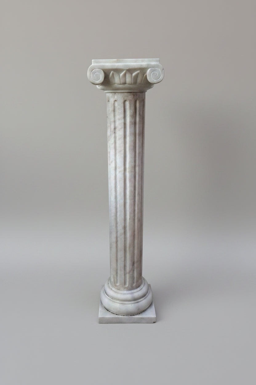 Carrara-Marmorsäule creme 107 cm mit ionischem Kapitell – kannelierter Schaft - Artikelbild von Fummel & Gedöns Secondhand-Store