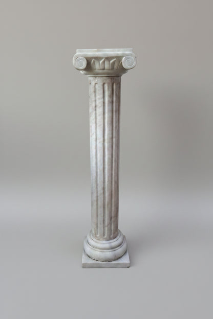 Carrara-Marmorsäule creme 107 cm mit ionischem Kapitell – kannelierter Schaft