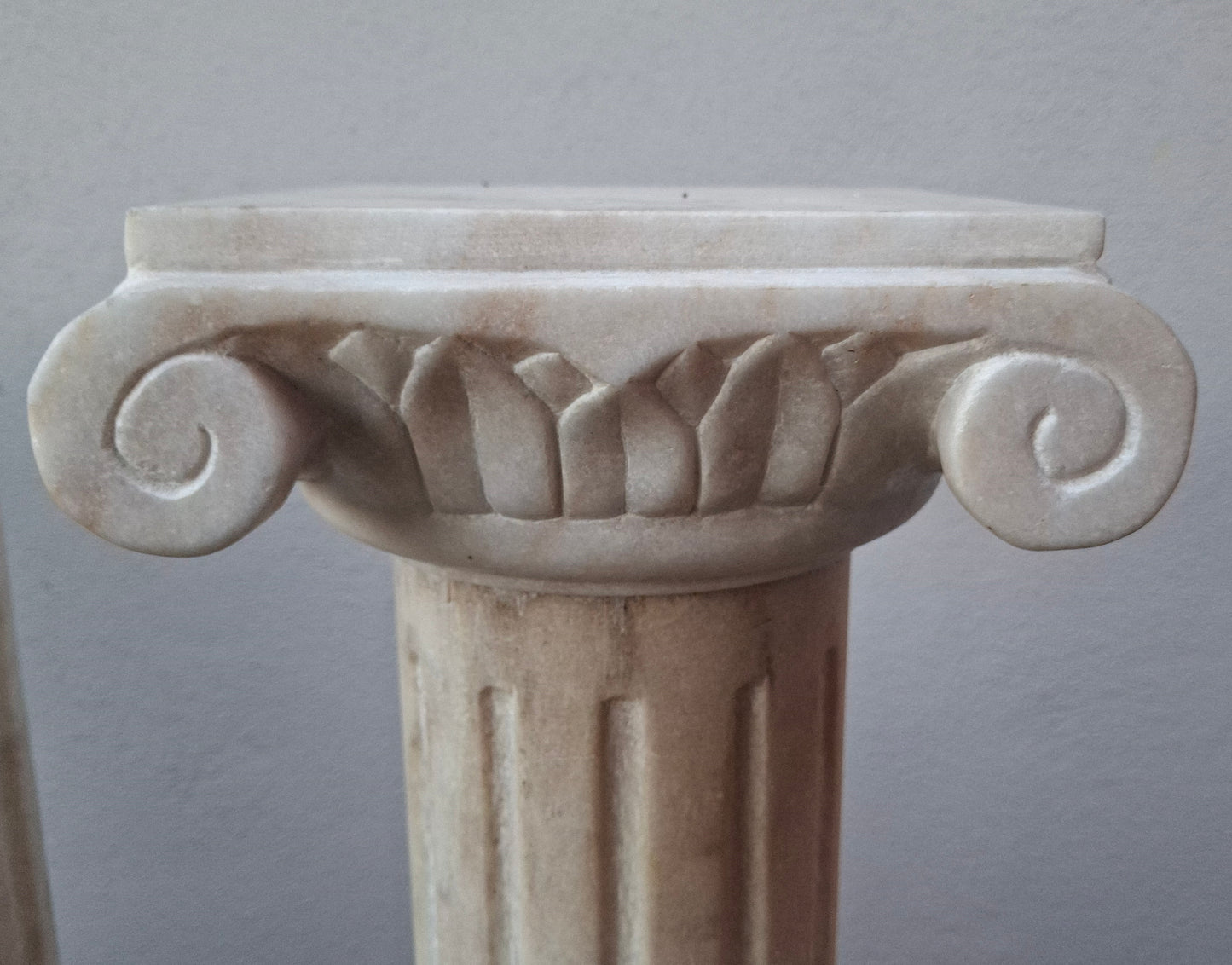 Carrara-Marmorsäule creme 107 cm mit ionischem Kapitell – kannelierter Schaft