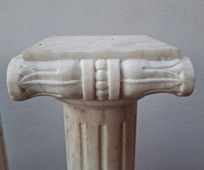 Carrara-Marmorsäule creme 107 cm mit ionischem Kapitell – kannelierter Schaft