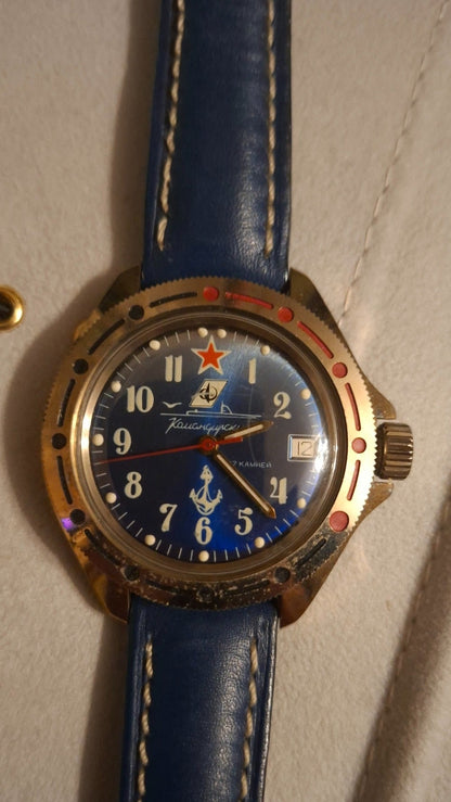 Vostok Komandirskie Vorderseite mit blauem Armband