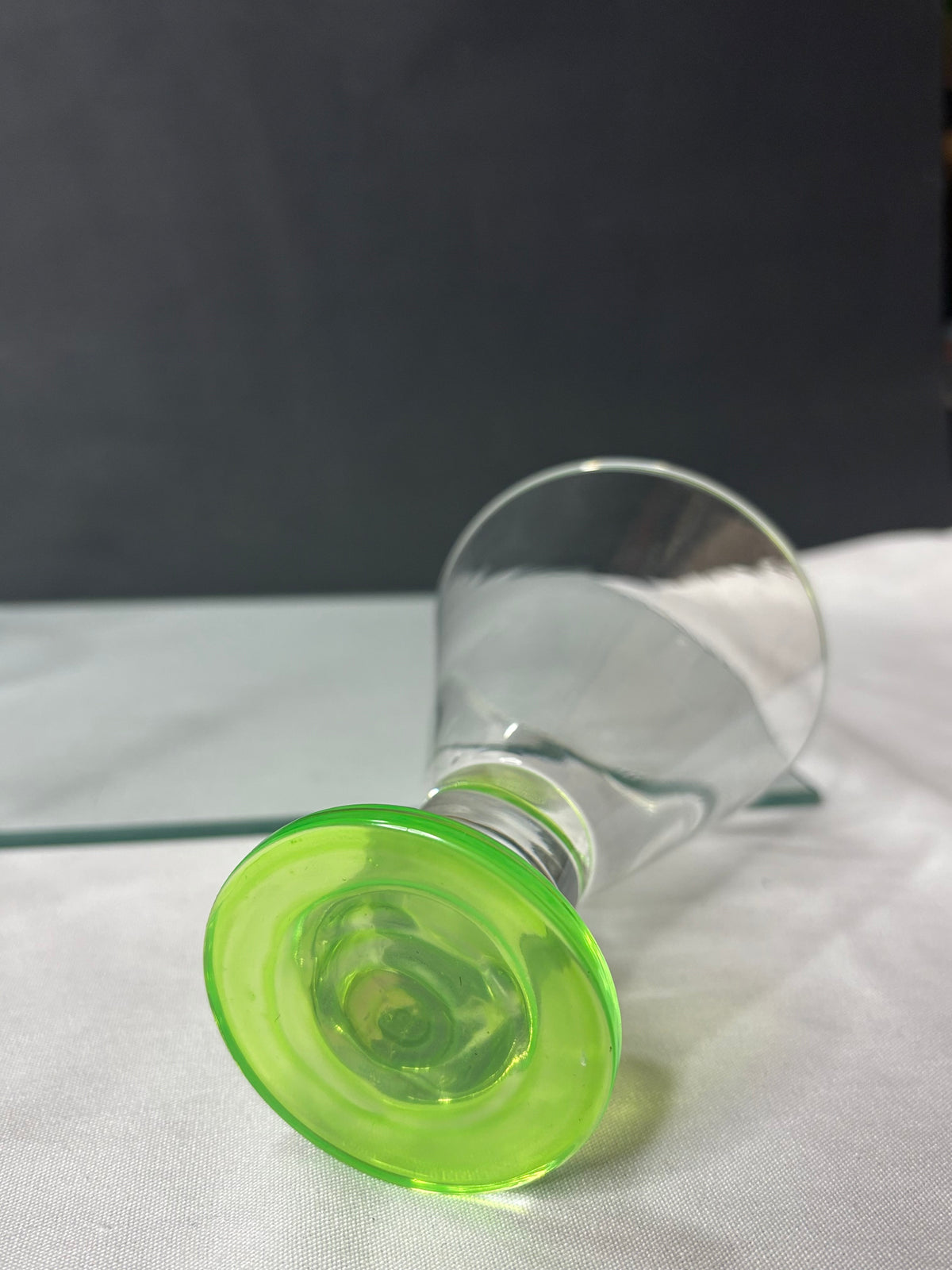 11 Vintage Uranglas Cocktailgläser mit grünem Fuß – H 14,5 cm - Artikelbild von Fummel & Gedöns Secondhand-Store