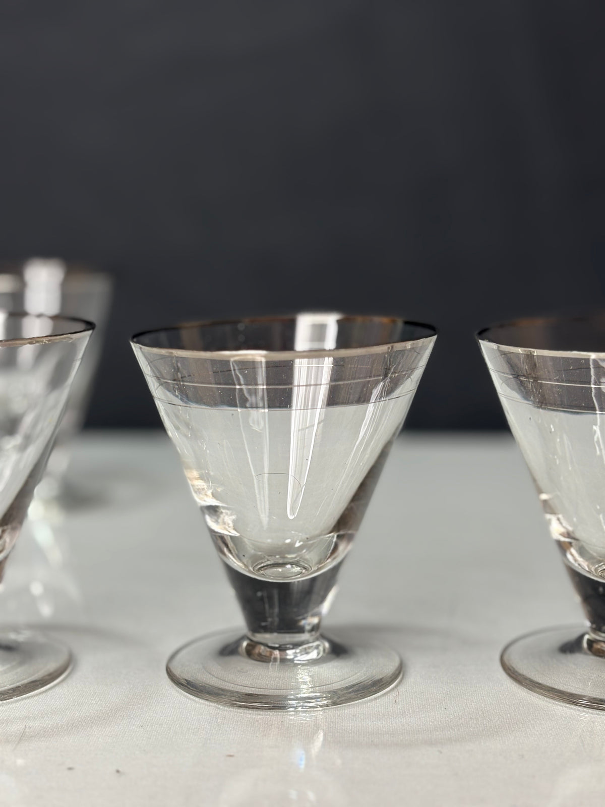 5er Set Vintage Cocktail-Gläser mit Silberrand &amp; Liniendekor, 1940er–1960er - Artikelbild von Fummel & Gedöns Secondhand-Store