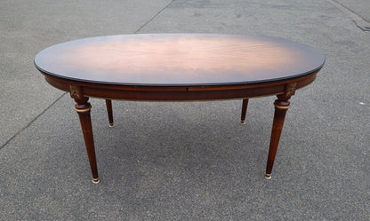 Ausziehbarer ovaler Mahagoni-Esstisch im Louis-XVI-Stil, Produktansicht 1