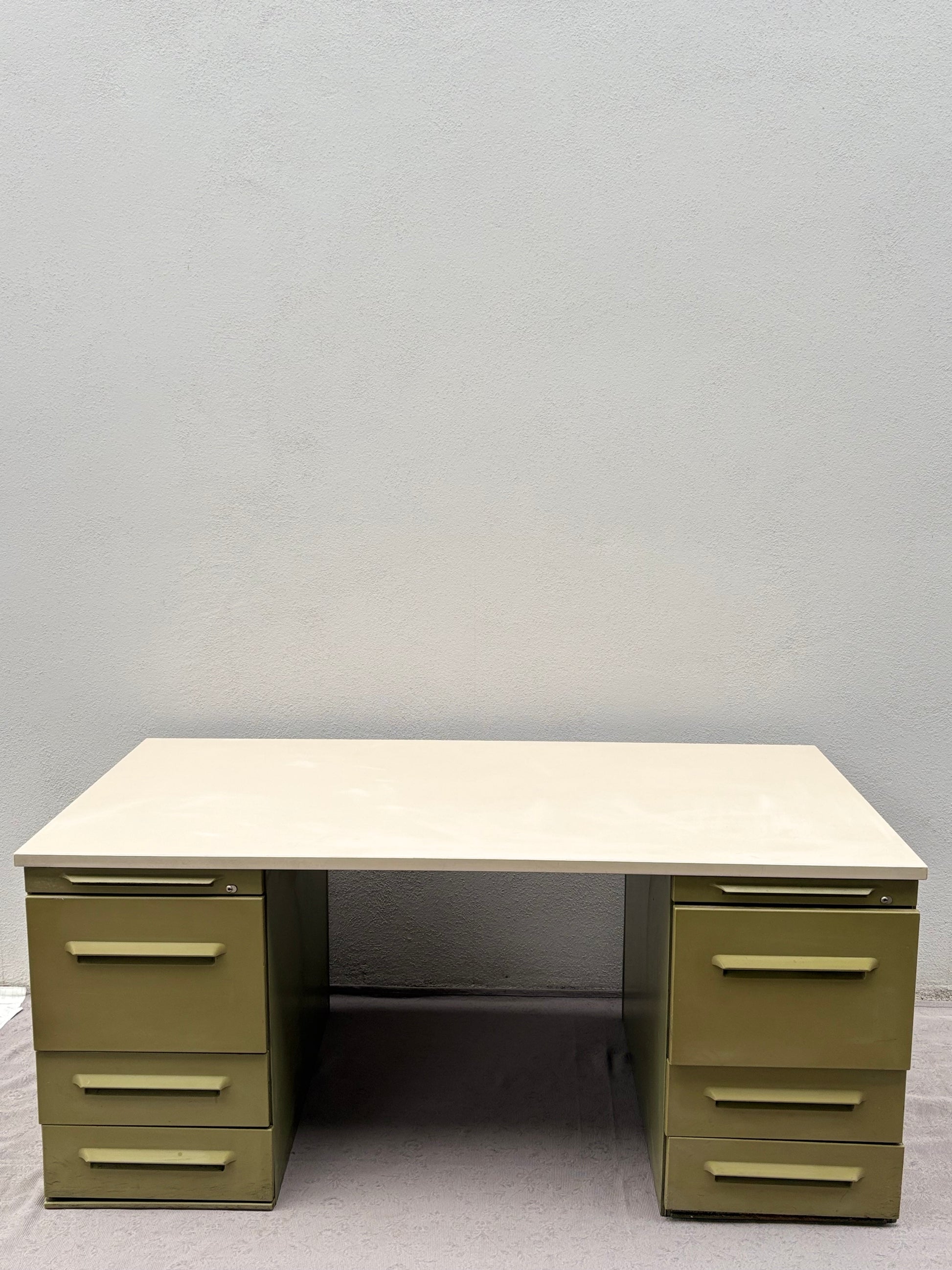 Olivgrüner Werkstatt-Schreibtisch im Industrial-Stil - Artikelbild von Fummel & Gedöns Secondhand-Store