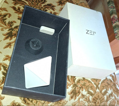 Timeular ZEI mit Zubehör in geöffneter Originalverpackung