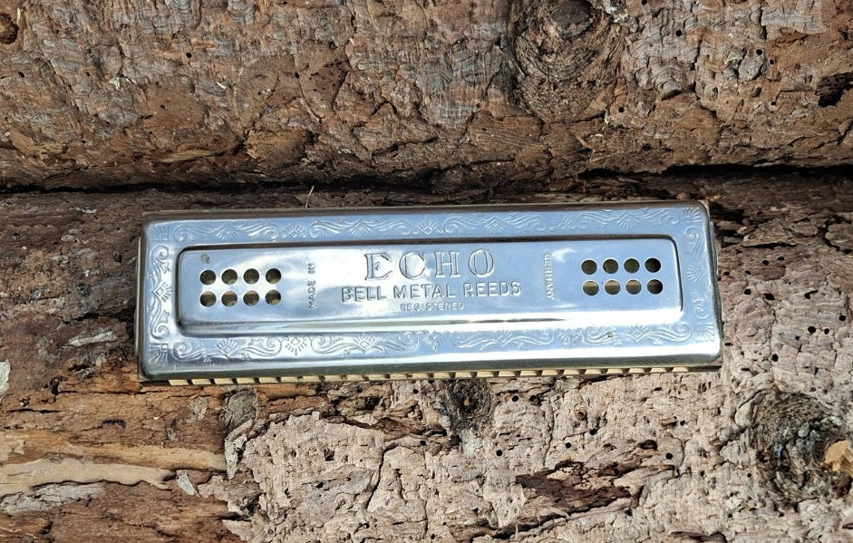 Hohner Echo Mundharmonika, 90 Grad gedrehte Deckelansicht mit ECHO-Schriftzug