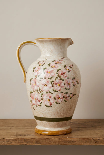 Deruta Majolika Krug mit rosa Blüten Vorderansicht