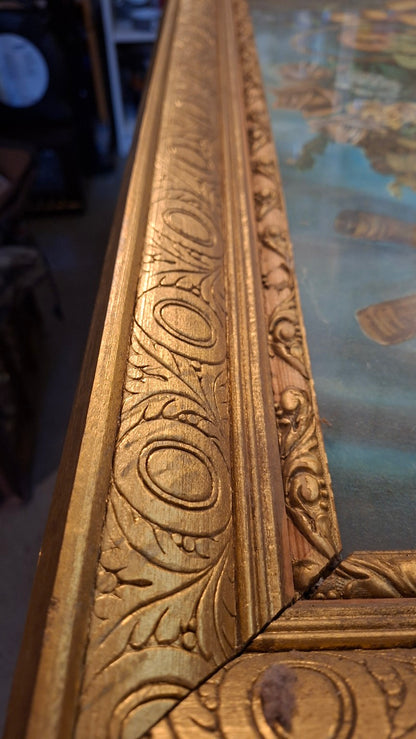 Detail der goldfarbenen Holzrahmenleiste