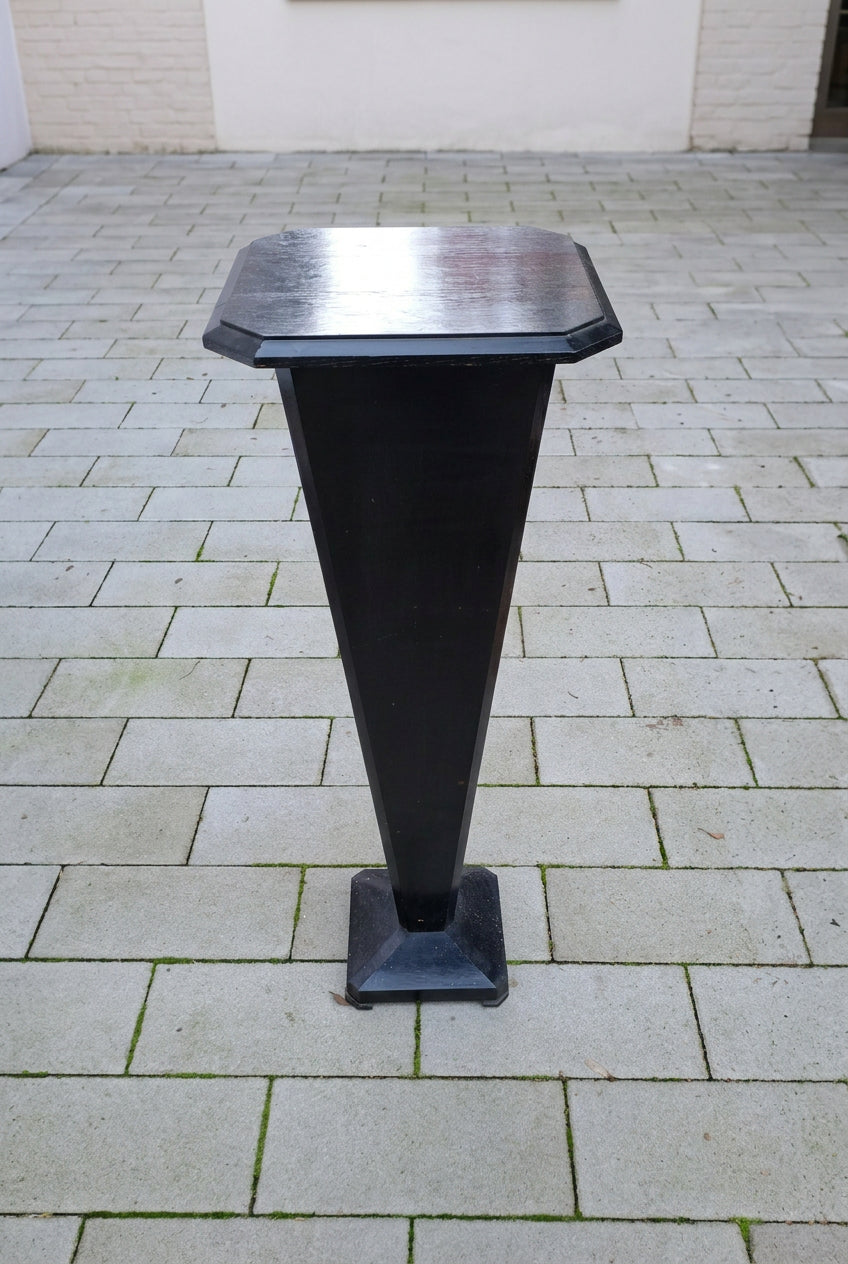 Schwarze Blumensäule Gesamtansicht