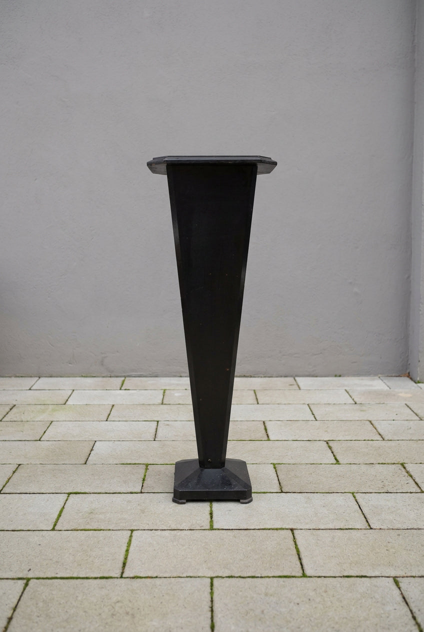 Schwarze Blumensäule Seitenansicht