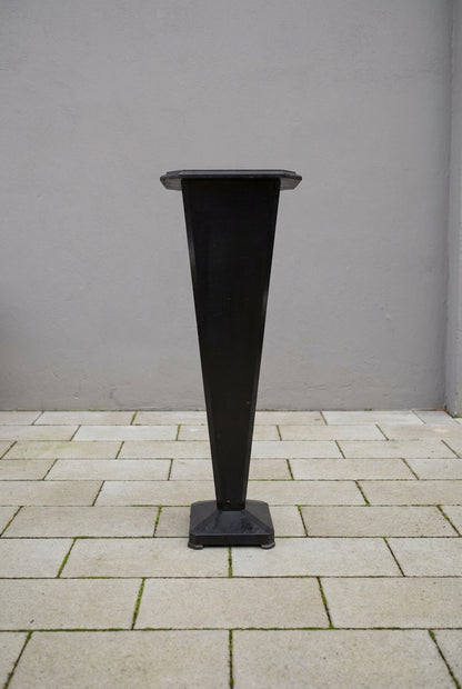 Schwarze Blumensäule Seitenansicht