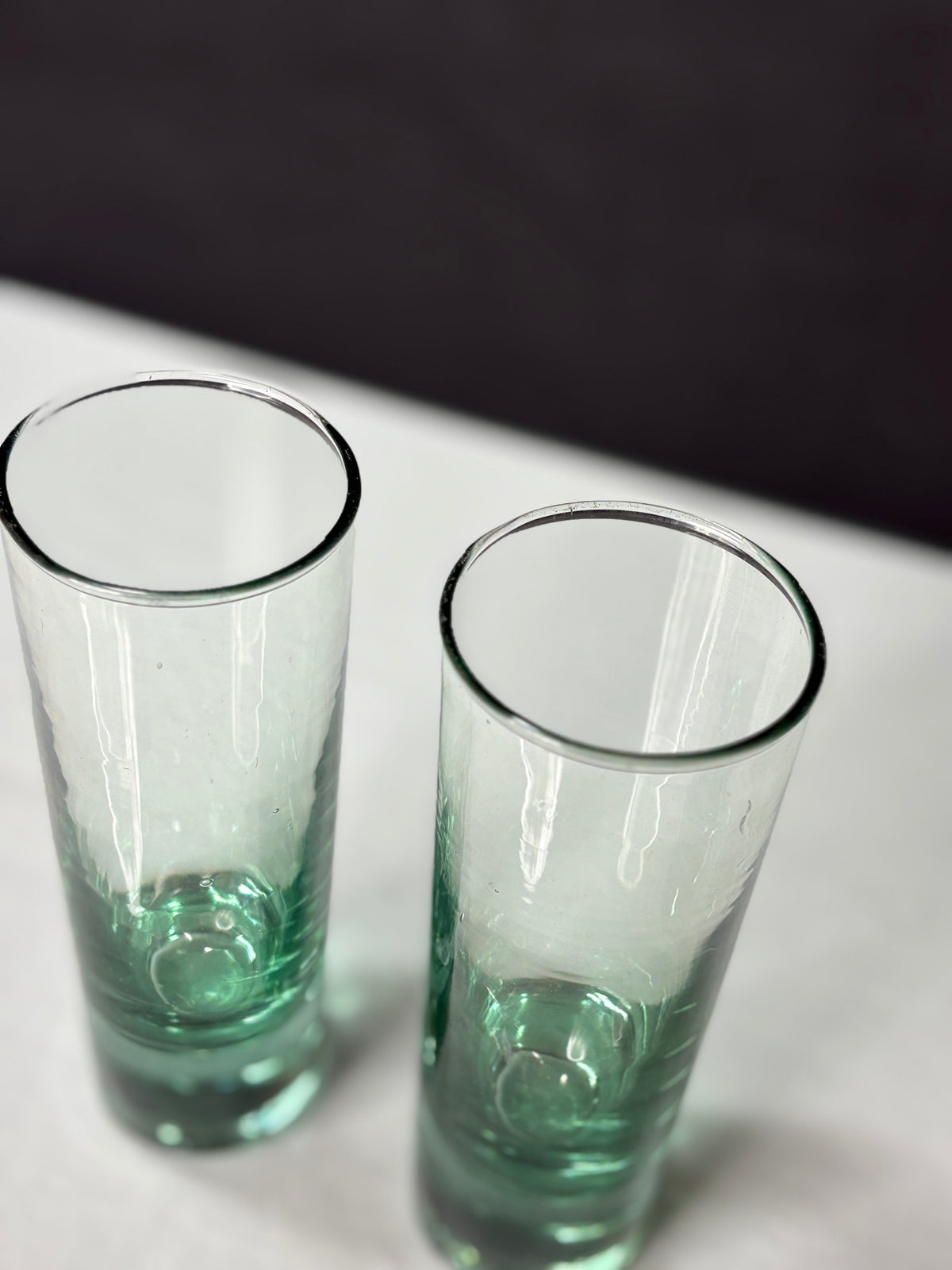 2er Set Vintage Trinkgläser aus grünlich getöntem Glas - Artikelbild von Fummel & Gedöns Secondhand-Store