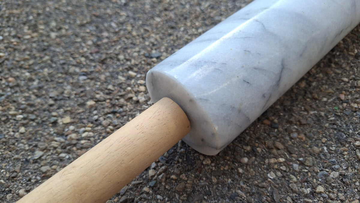 Detailaufnahme von Marmorrolle und Holzgriff
