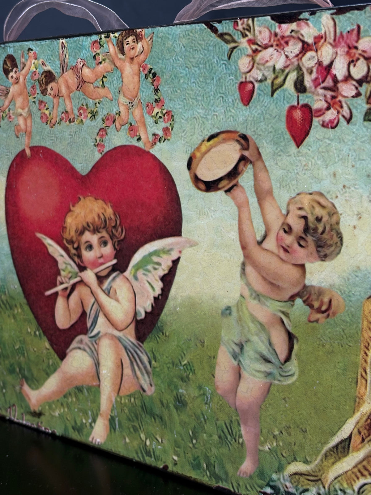 Metallschild mit Liebesengeln und Herzen – Reproduktion nach Valentinskarte von 1910