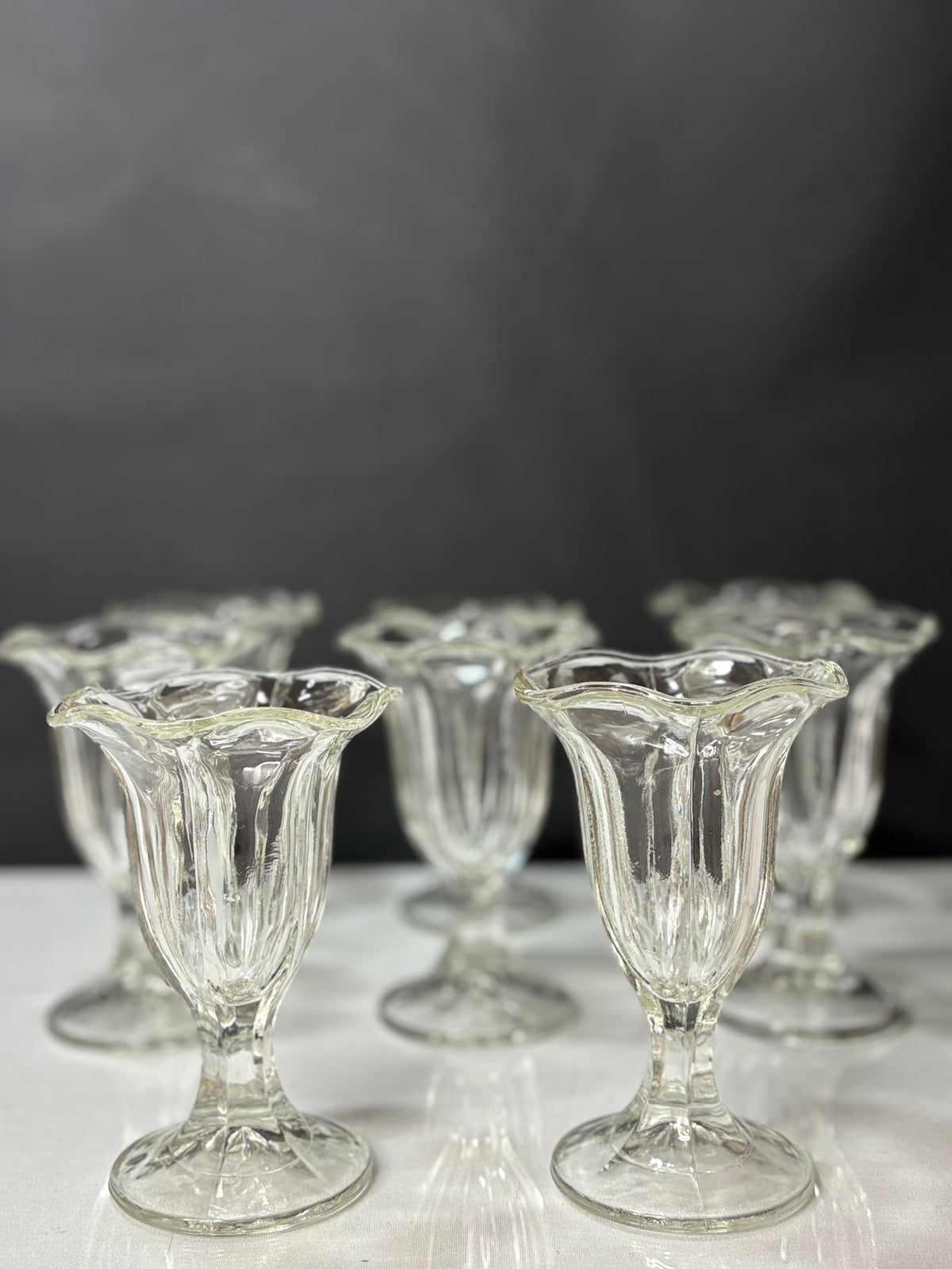 8er Set Vintage Dessertgläser / Eisbecher aus Pressglas – Tulpenform - Artikelbild von Fummel & Gedöns Secondhand-Store