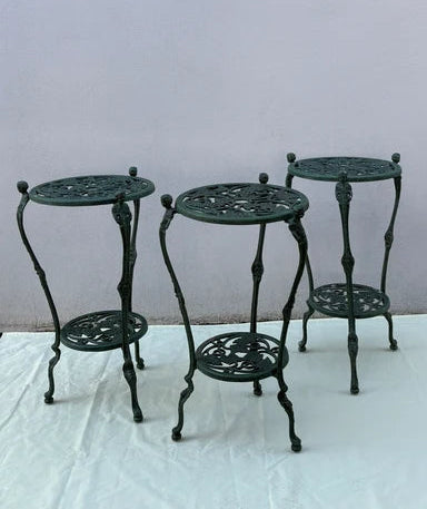 3er Set dekorative Pflanzenständer aus Gusseisen mit Weinlaub und figürlichen Details