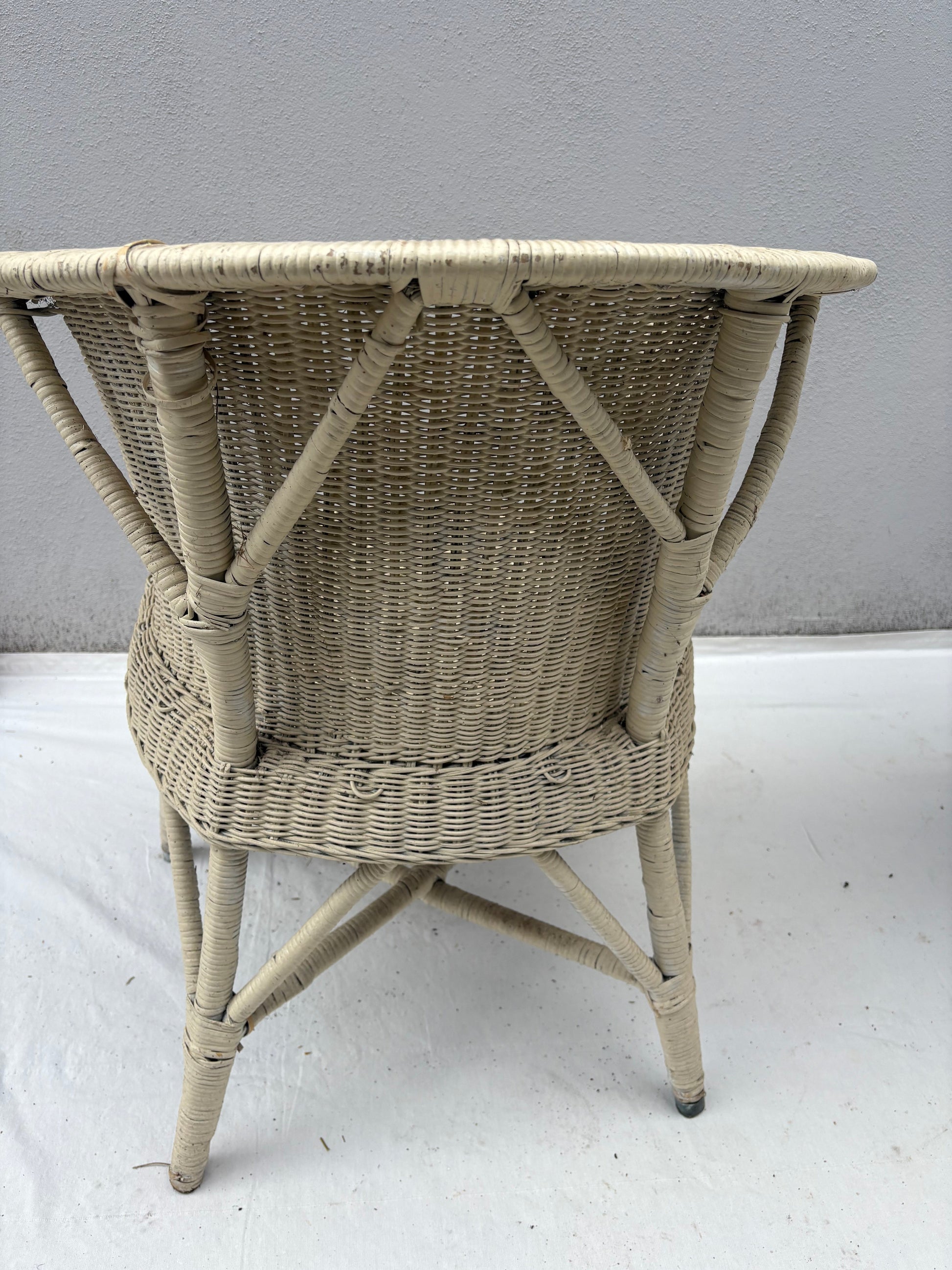 Vintage 2er Set weiße Korbsessel – Rundsitz &amp; Flechtlehne - Artikelbild von Fummel & Gedöns Secondhand-Store