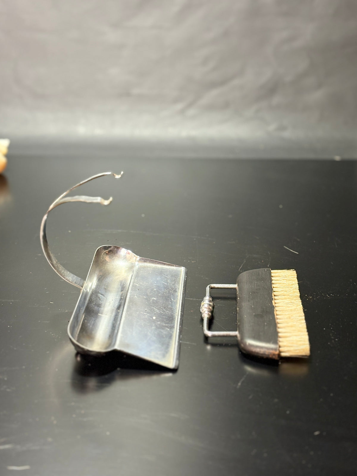 Art-déco Tischkehrschaufel aus Metall mit Bügelgriff