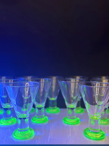 11 Vintage Uranglas Cocktailgläser mit grünem Fuß – Produktfoto 2