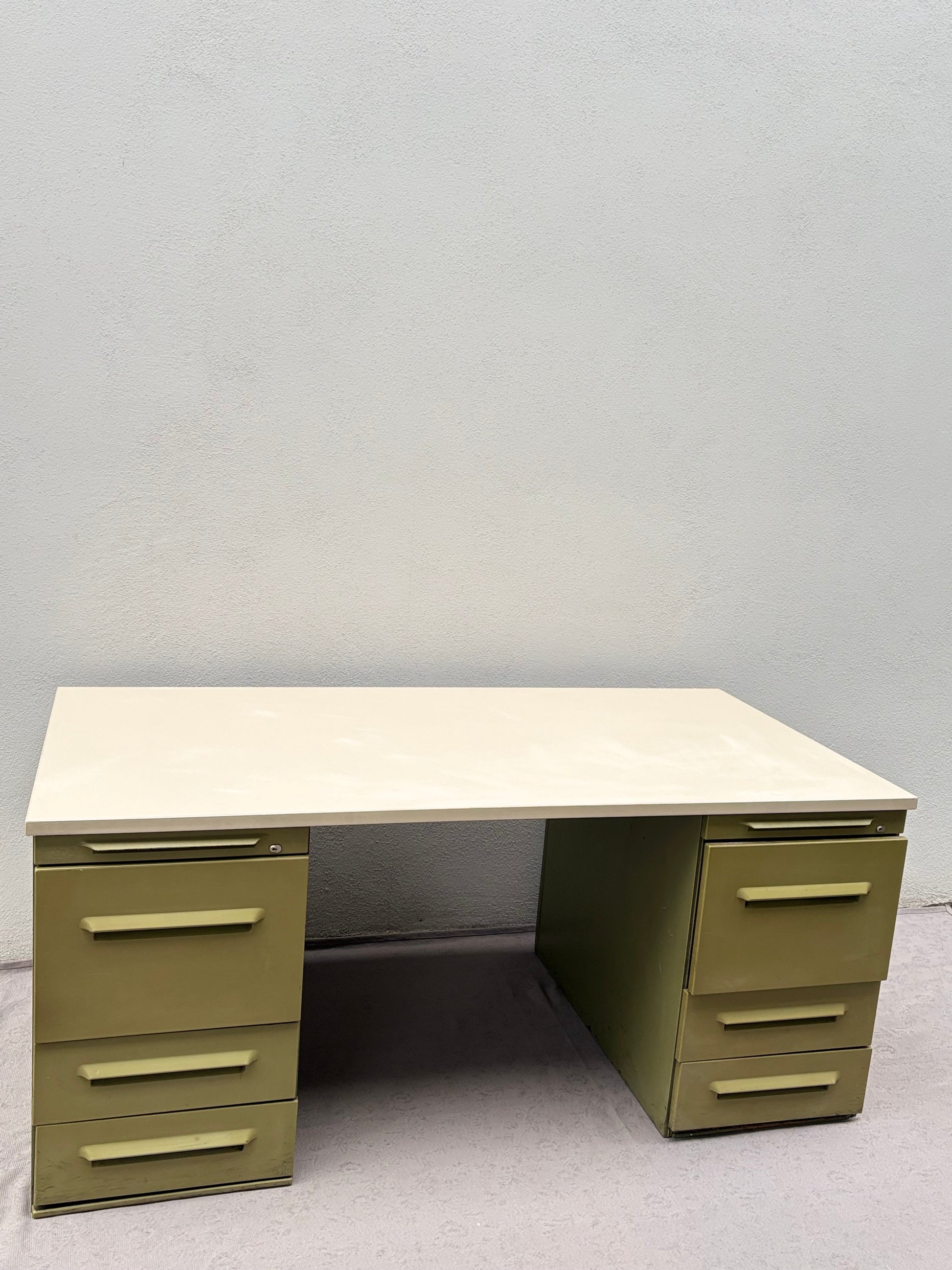Olivgrüner Werkstatt-Schreibtisch im Industrial-Stil - Artikelbild von Fummel & Gedöns Secondhand-Store
