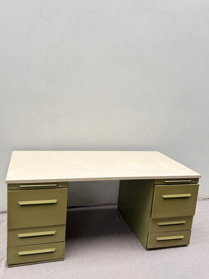 Olivgrüner Werkstatt-Schreibtisch im Industrial-Stil