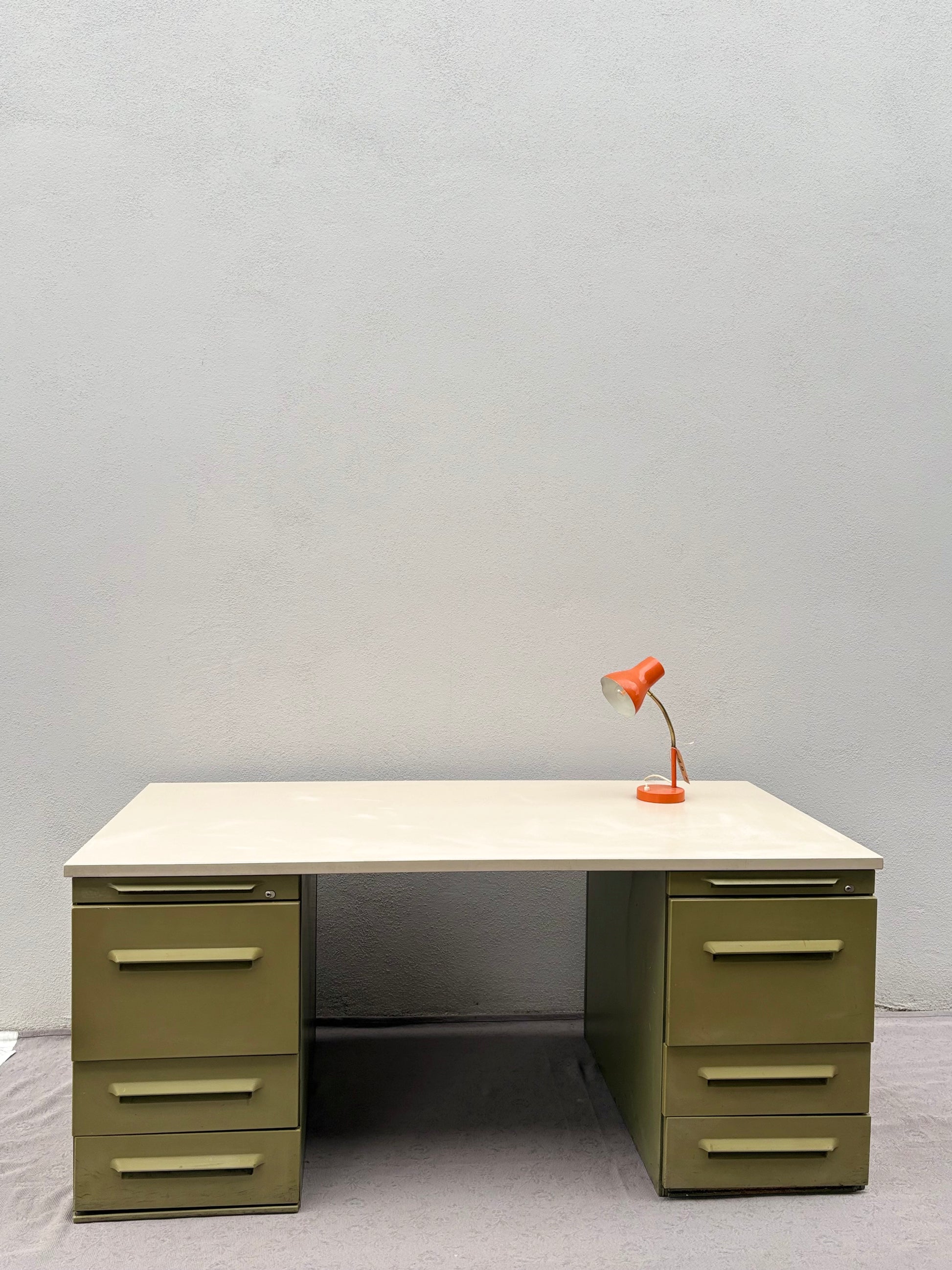 Olivgrüner Werkstatt-Schreibtisch im Industrial-Stil - Artikelbild von Fummel & Gedöns Secondhand-Store