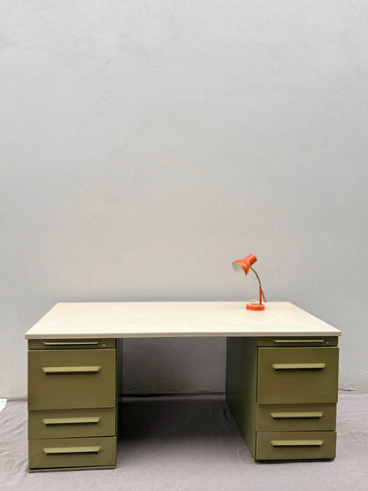 Olivgrüner Werkstatt-Schreibtisch im Industrial-Stil