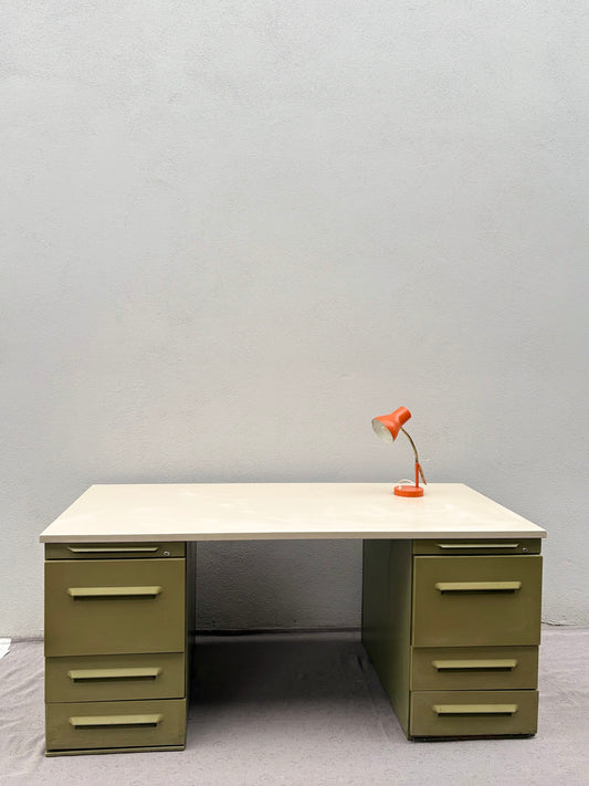 Olivgrüner Werkstatt-Schreibtisch im Industrial-Stil