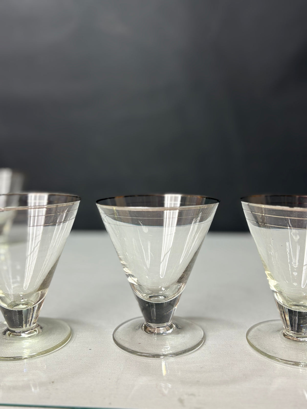 11er Set Vintage Cocktail-Gläser mit Silberrand &amp; Liniendekor - Artikelbild von Fummel & Gedöns Secondhand-Store