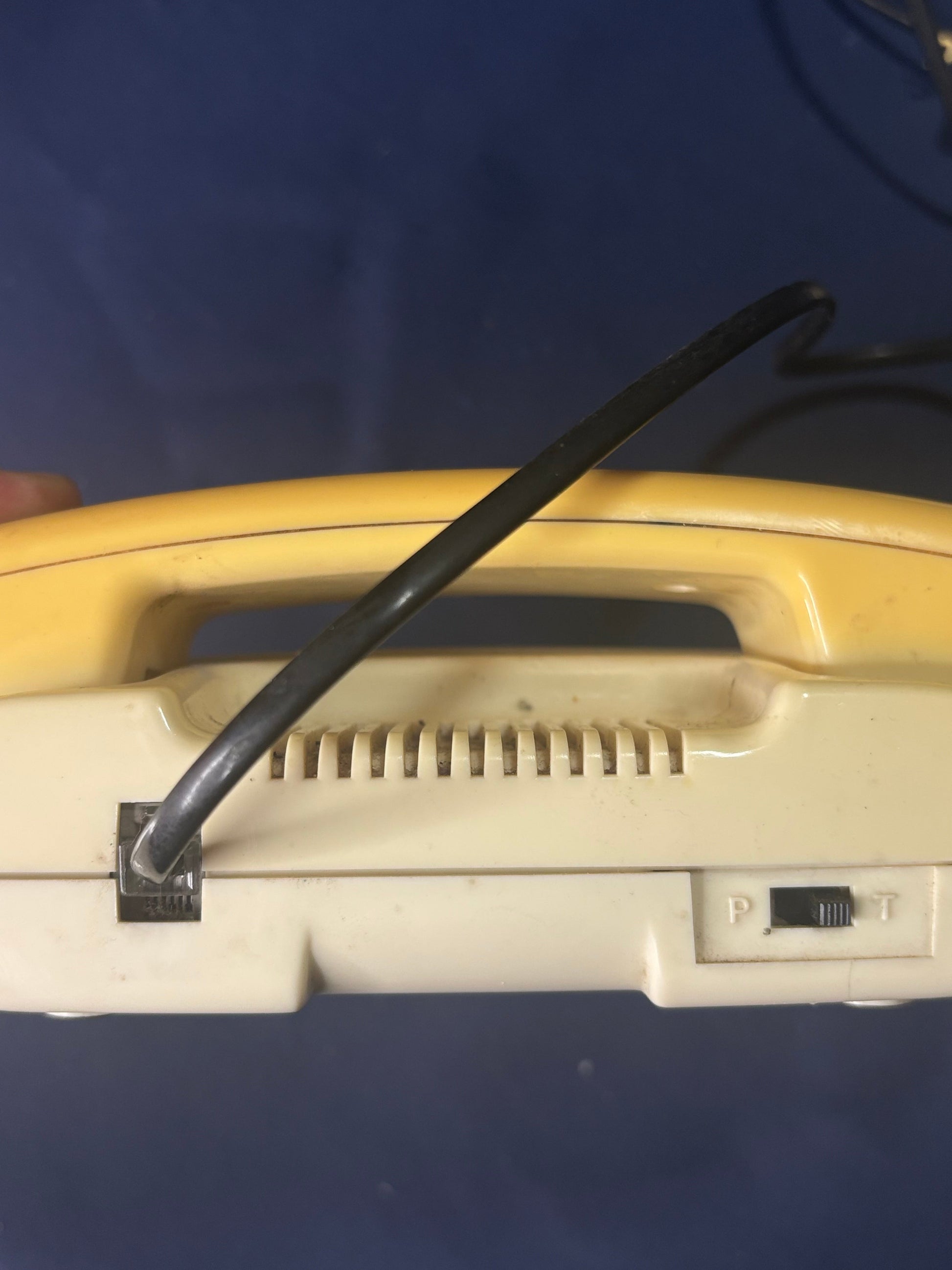 Vintage Space-Age Tastentelefon DT-608 – Cremegelb &amp; Acryl - Artikelbild von Fummel & Gedöns Secondhand-Store