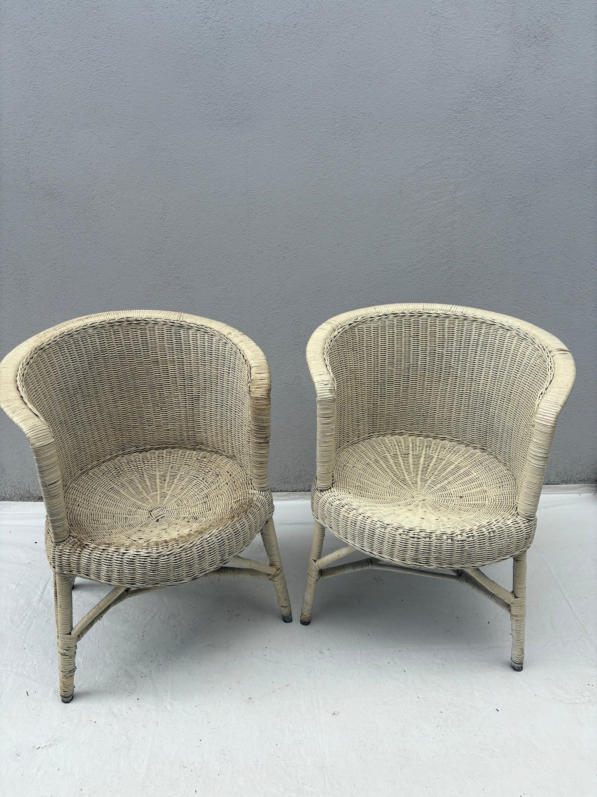 Vintage 2er Set weiße Korbsessel – Rundsitz &amp; Flechtlehne - Artikelbild von Fummel & Gedöns Secondhand-Store