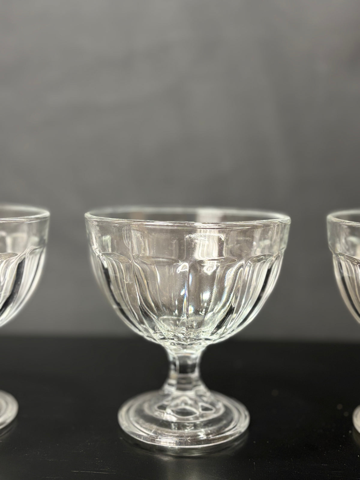 4er Set Vintage Dessertgläser / Eisbecher aus Pressglas – 13 cm - Artikelbild von Fummel & Gedöns Secondhand-Store