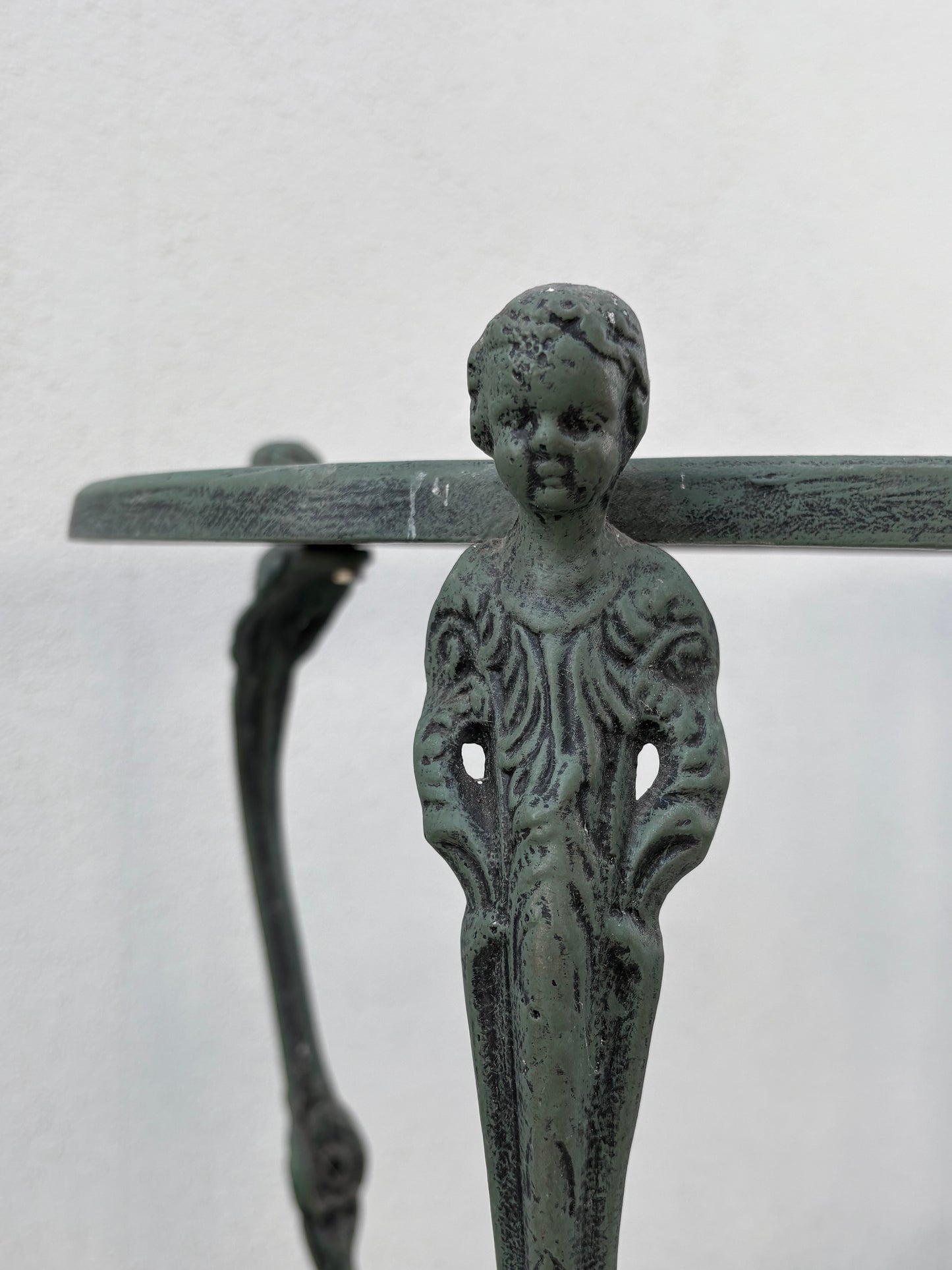 3er Set Mid-Century Gusseisen-Pflanzenständer – Cherub & Weinlaub – 1940er