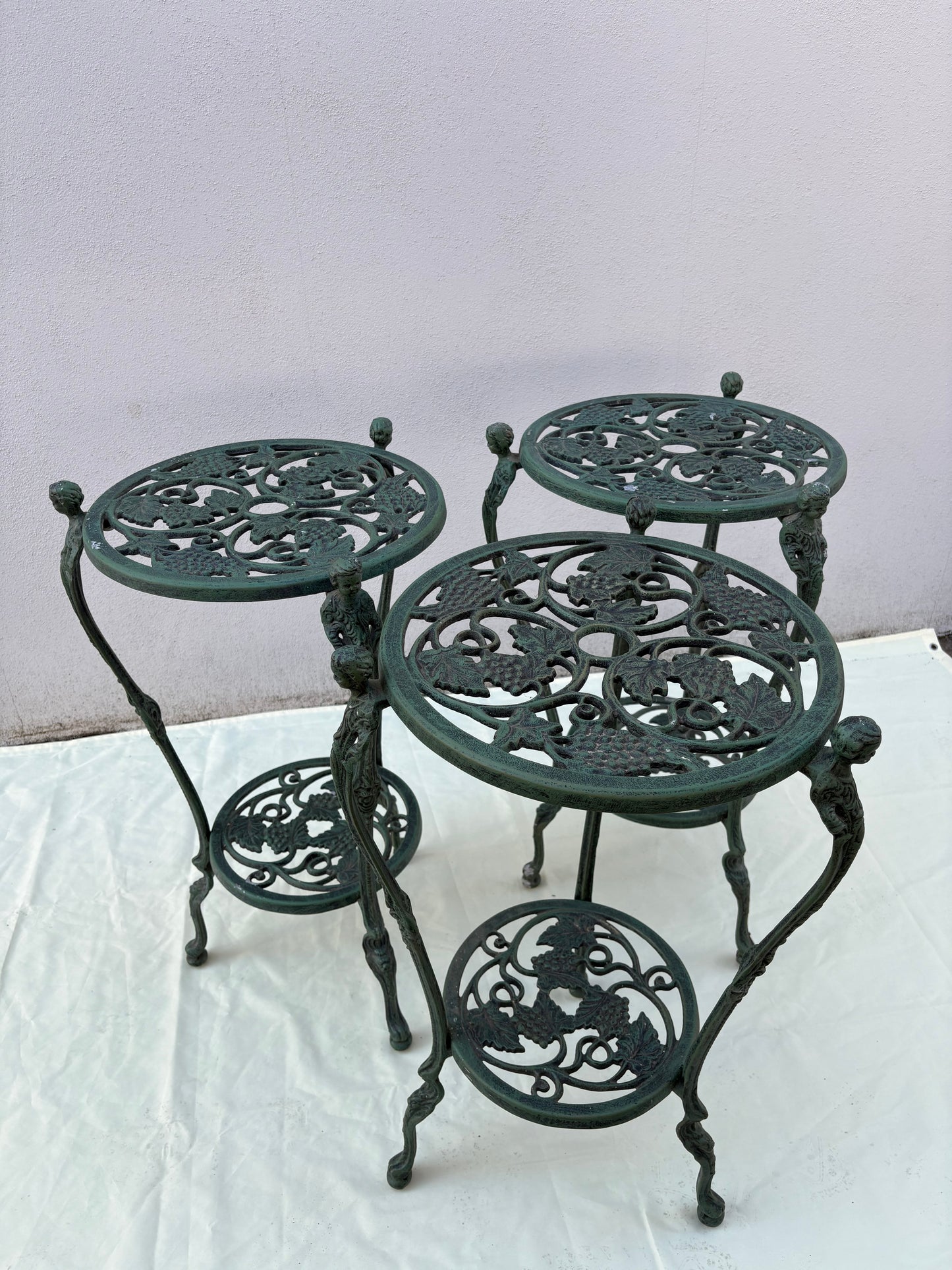 3er Set Mid-Century Gusseisen-Pflanzenständer – Cherub & Weinlaub – 1940er