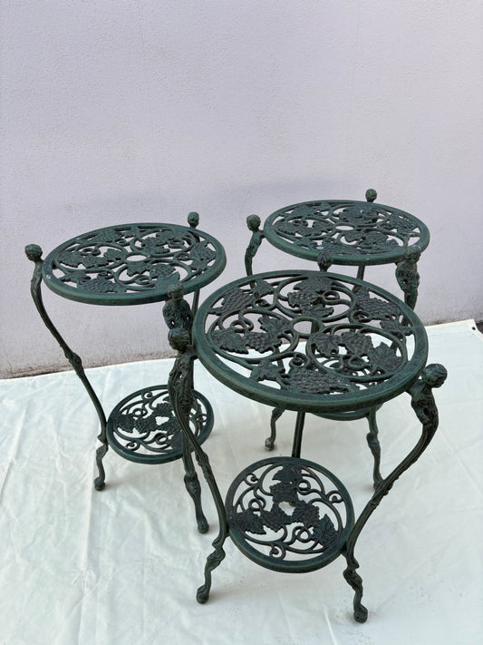 3er Set Mid-Century Gusseisen-Pflanzenständer – Cherub & Weinlaub – 1940er