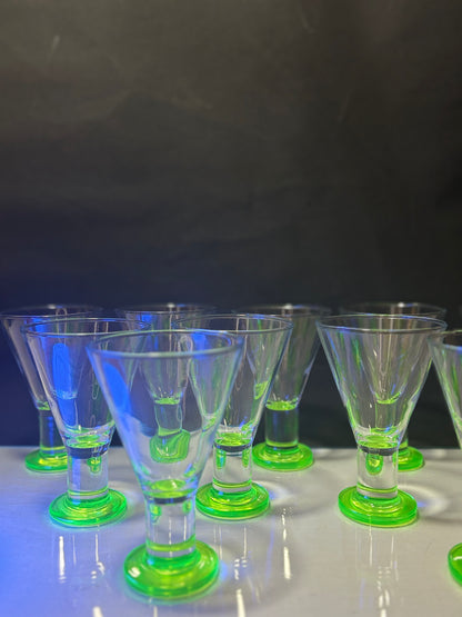 11 Vintage Uranglas Cocktailgläser mit grünem Fuß – Produktfoto 5