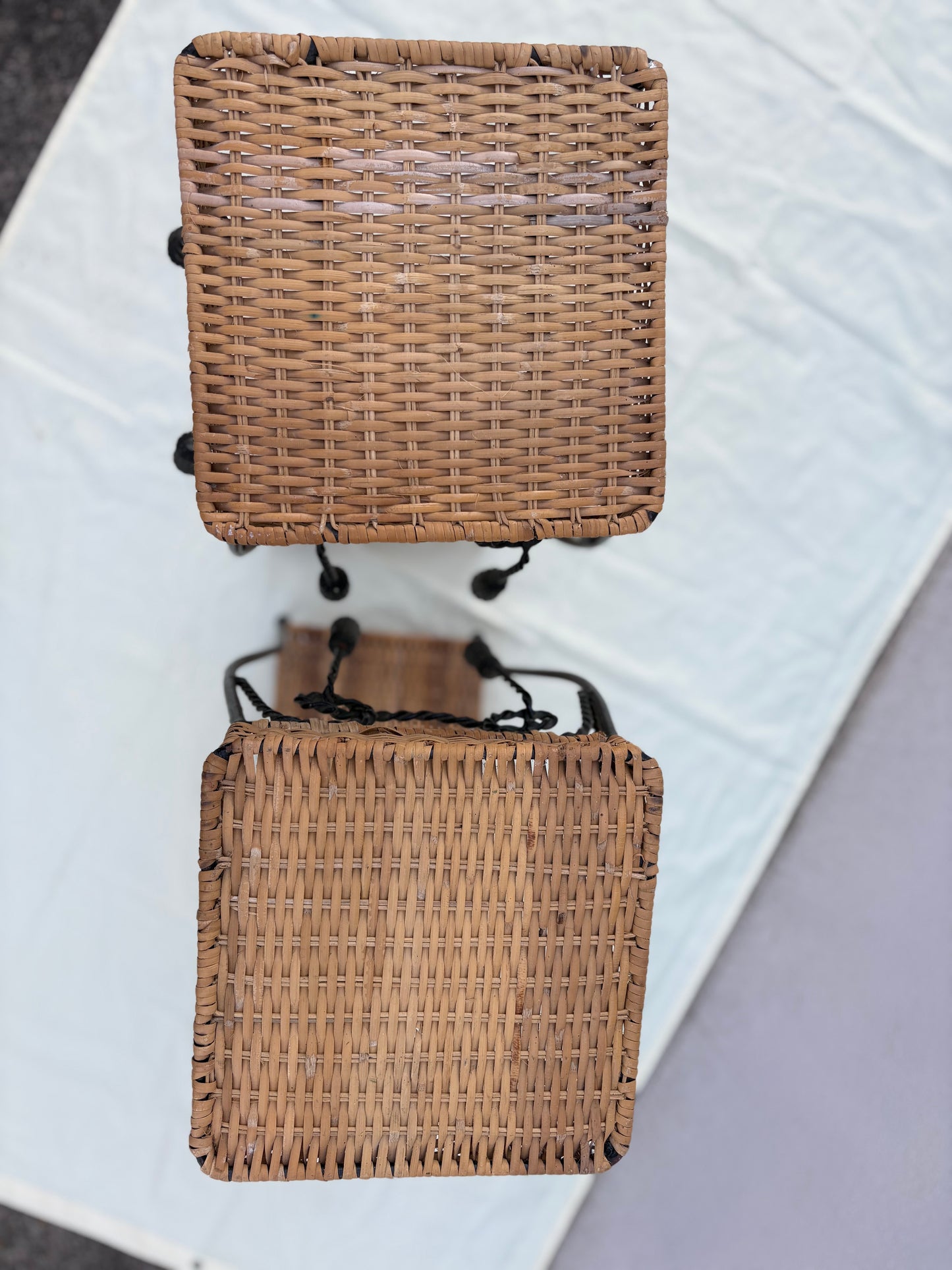 4er Set Vintage Pflanzenständer aus Rattan & Eisen – Mid-Century – 70 cm